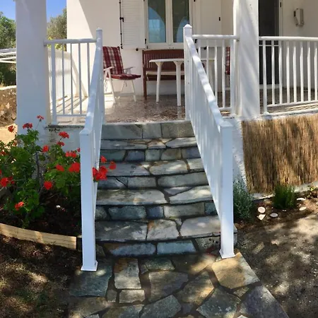 Rita's Beachfront House Piso Livadi