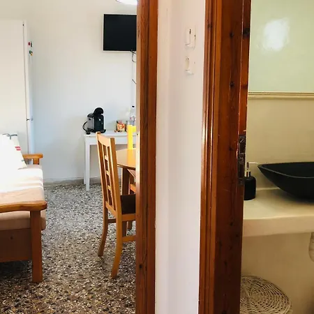 Rita's Beachfront House * Piso Livadi