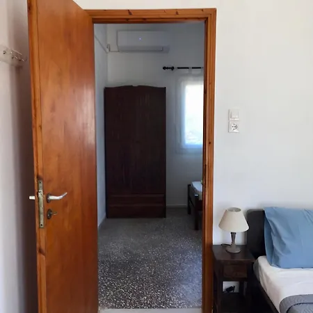 Rita's Beachfront House * Piso Livadi