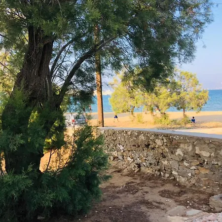Rita's Beachfront House Piso Livadi