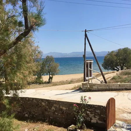 Rita's Beachfront House Piso Livadi